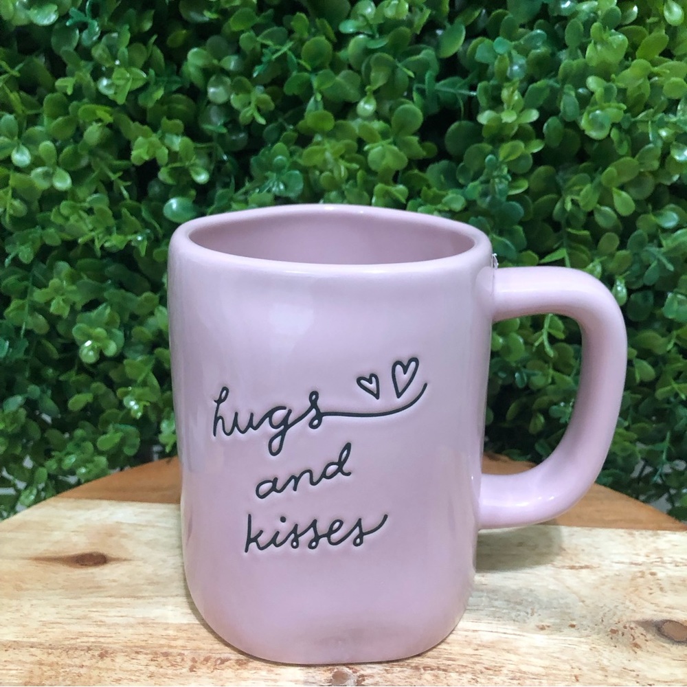 Rae Dunn NWT “hugs and kisses “ mug